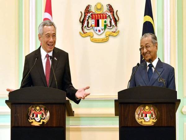 Perdana Menteri Tun Dr Mahathir Mohamad (kanan) bersama rakan sejawatannya dari Singapura Lee Hsien Loong ketika sidang media sempena Pemukiman Pemimpin Malaysia-Singapura Kesembilan di Bangunan Perdana Putra, Putrajaya, hari ini. - Foto Bernama