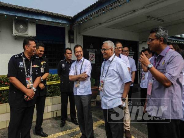 Pengerusi SPR Azhar Harun (tiga dari kanan) meninjau pusat pengundian Pilihan Raya Kecil DUN Rantau di Balai Polis Rantau, hari ini. - Foto Adam Amir Hamzah 