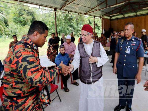 Zulkifli bersalaman dengan Komandan Akademi Bomba dan Penyelamat Malaysia Wilayah Utara, Mohd Rizal Buang (kiri). 