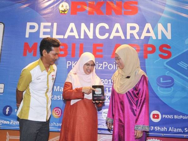 Rodziah bersama Siti Zubaidah Abd. Jabar (kanan) dan Pengurus Pembangunan Usahawan PKNS, Shamsul Bahrin Md Shukor melancarkan Mobile Apps PKNS BizPoint