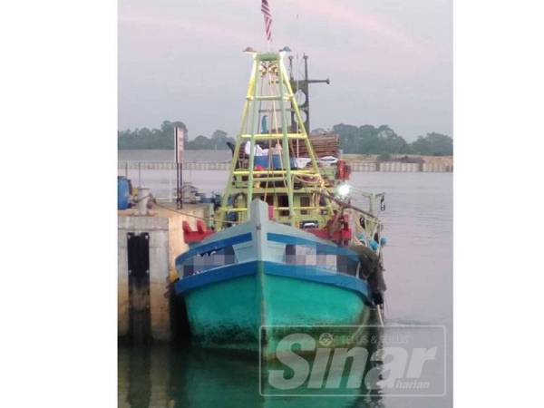 Bot milik nelayan asing yang menggunakan nombor pendaftaran tempatan dibawa ke Jeti Maritim Terengganu untuk siasatan lanjut.