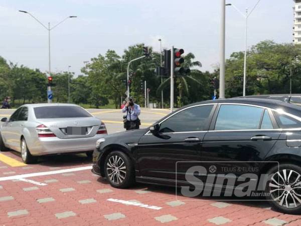 Kenderaan yang membawa Rosmah selepas isteri bekas perdana menteri itu selesai beri keterangan di SPRM Putrajaya, hari ini.