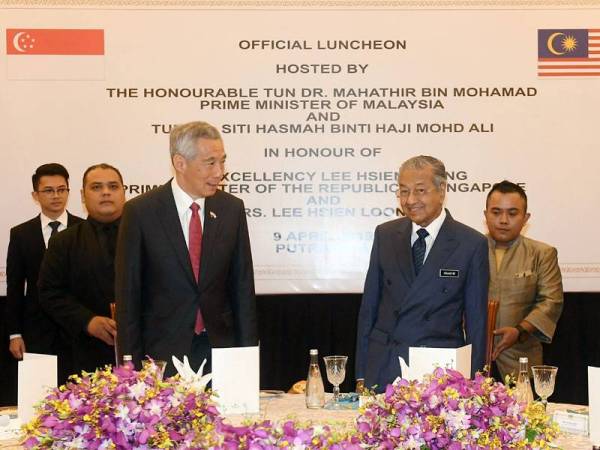 Dr Mahathir (dua, kanan) bersama rakan sejawatannya dari Singapura, Lee Hsien Loong pada majlis jamuan makan tengahari rasmi di Seri Perdana hari ini.  - Foto Bernama