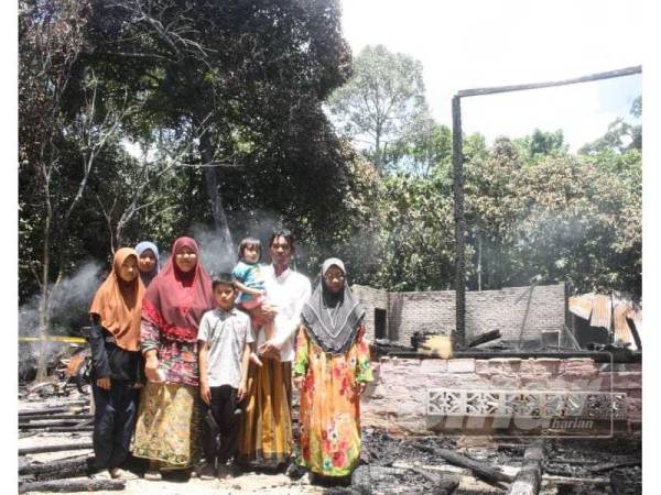 Juhar sekeluarga tinggal sehelai sepinggang apabila rumahnya di Lorong Haji Kadir Kampung Bukit terbakar.