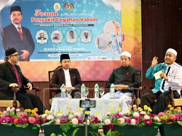 Barisan panel jemputan sempena Forum Penyakit Cegahan Vaksin di Dewan Tunku Abdul Rahman, di sini, semalam.