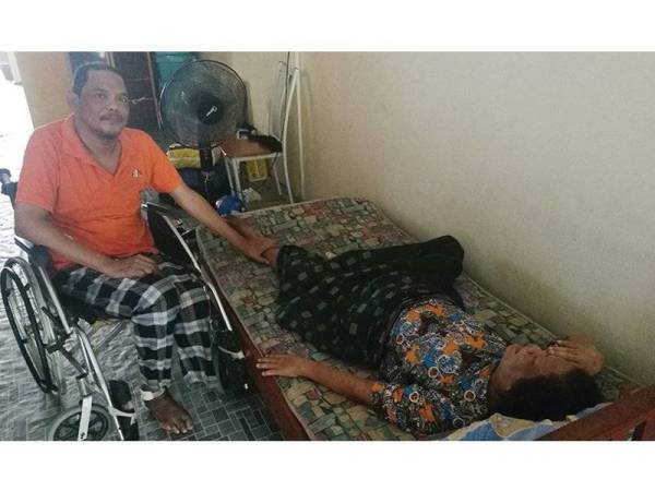 Rosman setia menjaga Hasnah di rumah mereka di Kampung Timur Laut, Telok Kerang, semalam.