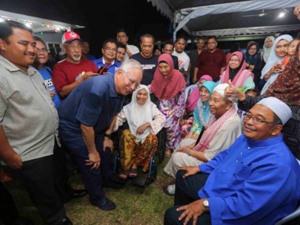 Najib bermesra dengan orang ramai di majlis 'Bossku Bersama Rakyat' bersama bekas Perdana Menteri,Datuk Sri Najib Razak di Kg. Kanchong malam tadi. - Foto: ADAM AMIR HAMZAH