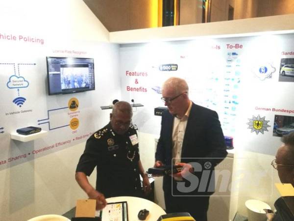 Mohamad Fuzi melihat antara peralatan teknologi dalam pameran APAC PoliceTech di sebuah hotel di Putrajaya, hari ini.