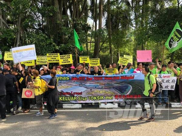 Kumpulan yang menentang operasi Lynas berhimpun secara aman di luar bangunan Parlimen, hari ini.