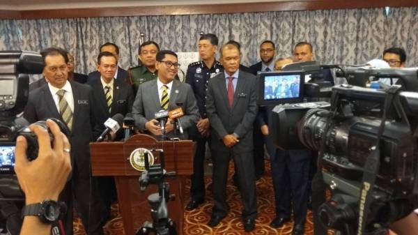 Ahmad Faizal pada sidang media menjelaskan mengenai situasi sebenar pencemaran Sungai Rui di Bangunan Perak Darul Ridzuan.