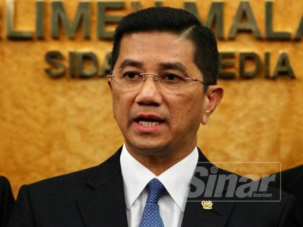 Azmin pada sidang media berkenaan Kertas Putih ke arah Kelestarian Lembaga Kemajuan Tanah Persekutuan (FELDA) di luar Dewan Rakyat, hari ini. - Foto Zahid Izzani
