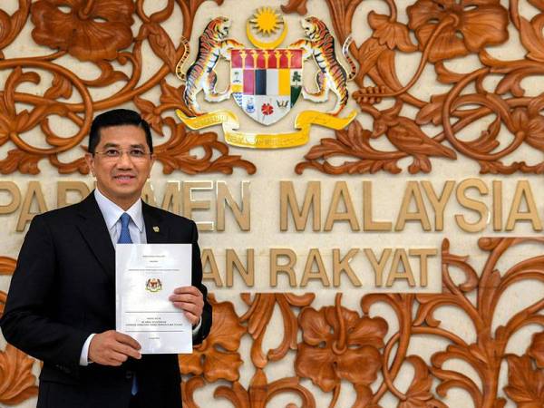 Menteri Hal Ehwal Ekonomi Datuk Seri Mohamed Azmin Ali menunjukkan Kertas Putih Ke Arah Kelestarian Lembaga Kemajuan Tanah Persekutuan (FELDA) selepas membentangkannya di Parlimen hari ini. - Foto Bernama