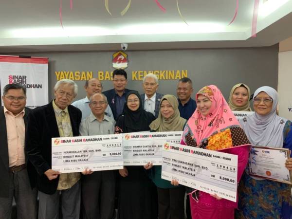 Para penyumbang menyampaikan replika cek sumbangan masing-masing sempena pelancaran Program Sinar Kasih Ramadan 2019 di rumah YBK hari ini .