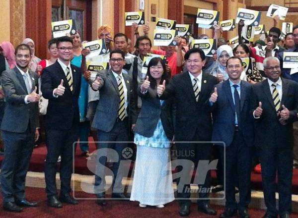 Ahmad Faizal (hadapan, tiga dari kiri) bersama sebahagian Exco kerajaan negeri serta penerima Kad Prihatin Perak pada Majlis Pelancaran Kad Perak Prihatin di Dewan Bankuet Bangunan Perak Darul Ridzuan, hari ini.