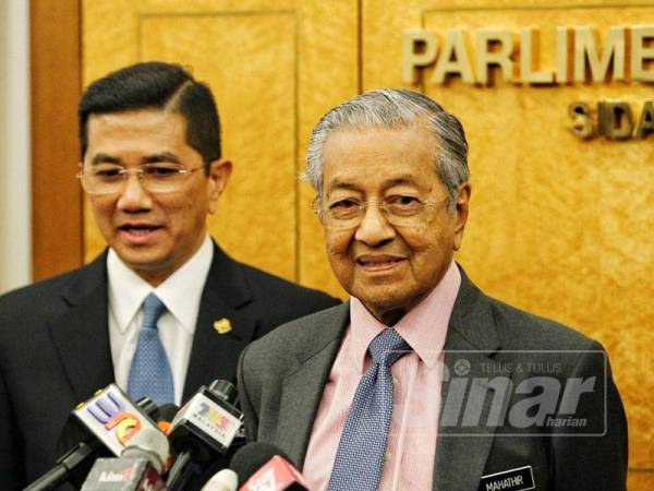 Perdana Menteri Tun Dr Mahathir Mohamad bersama Menteri Hal Ehwal Ekonomi, Datuk Seri Mohamed Azmin Ali membuat sidang akhbar di lobi Parlimen. - Foto: Zahid Izzani