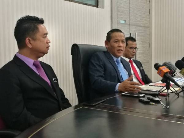 Aminuddin (tengah) pada sidang media di Wisma Negeri hari ini.