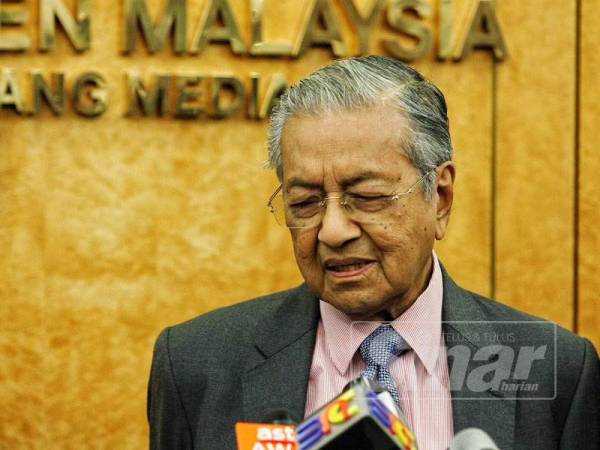 Dr Mahathir (kanan) Mohamed Azmin dalam sidang media di lobi Parlimen, hari ini. -Foto Sinar Harian Zahid Izzani