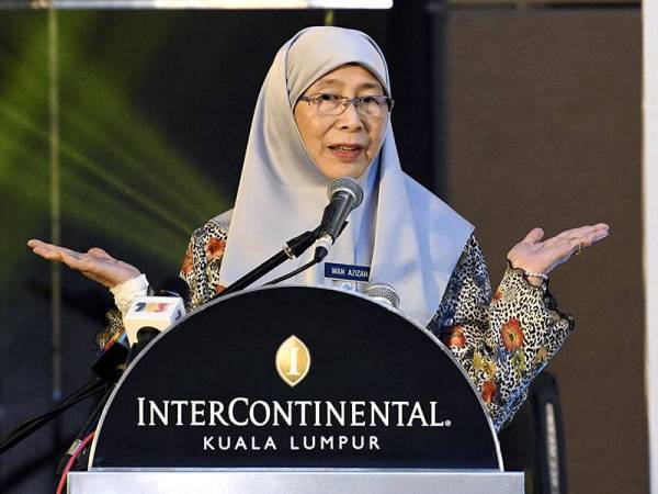 Timbalan Perdana Menteri Datuk Seri Dr Wan Azizah Wan Ismail berucap pada Majlis Makan Malam Persidangan Serantau Wanita Asia dalam Maritim di sebuah hotel malam ini. -Foto Bernama