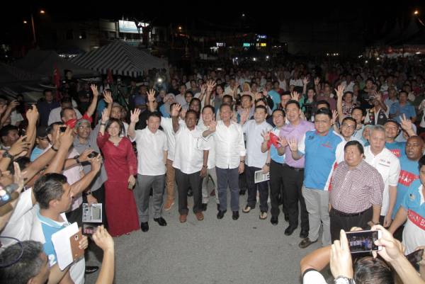 Presiden PKR Datuk Seri Anwar Ibrahim (tengah) bersama calon PH Dr S Streram dan Naib Presiden PKR Rafizi Ramli bergambar sambil menunjukkan isyarat empat jari sebagai tanda kedudukan keempat pada kertas undi calon PH ketika hadir bagi membantu calon PH berkempen sempena PRK DUN N27 Rantau. -Foto Bernama