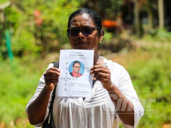 Malar menunjukkan manifestonya untuk pengundi DUN Rantau.