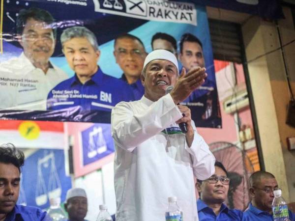 Presiden UMNO, Datuk Seri Dr Ahmad Zahid Hamidi hadir pada program sembang santai bersama penduduk sempena kempen PRK DUN Rantau di Taman Angsamas malam tadi. - Foto: ADAM AMIR HAMZAH