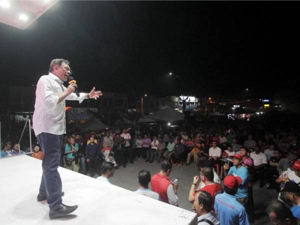 Anwar berucap di hadapan penyokong PH di pekan Rantau malam tadi. Foto Bernama