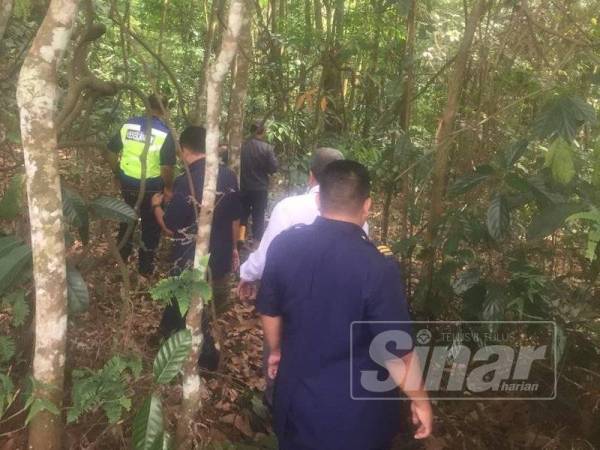 Polis melakukan siasatan di lokasi tulang terbabit ditemukan.