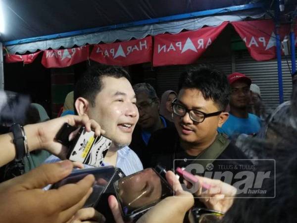 Rafizi ditemui selepas memberi ucapan di pekan Rantau, malam tadi.
