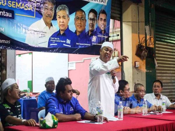 Ahmad Zahid ketika memberi ceramah malam tadi.
