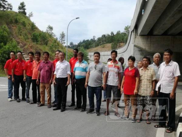  Seh Yong (enam kiri) bersama Ahli Majlis dan penduduk di Bulatan Temiang. 