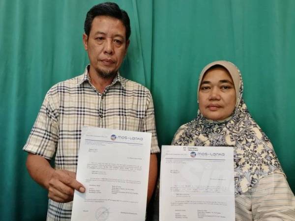 Azmi dan isteri menunjukkan kos pengajian anak-anaknya.