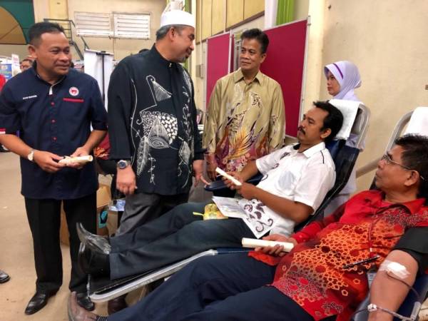 Dr Izani (dua, kiri) berbual dengan penderma darah di Majlis Sambutan Hari Kesihatan Negeri Kelantan di Dewan Jubli Perak MPKB-BRI, hari ini