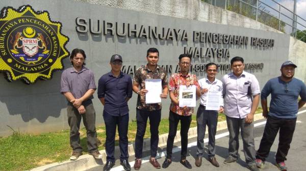 Nazri (tengah) bersama ahli-ahli PKBS menghantar memorandum kedua berhubung kepincangan projek-projek SSM di Ibu Pejabat Putrajaya hari ini.