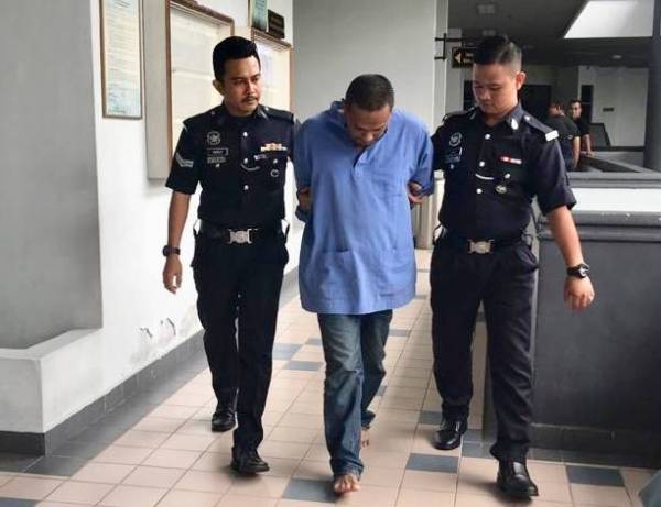 Tertuduh, Riduan Abd Samad, 38, yang diiringi anggota polis di dakwa di Mahkamah Majistret Ayer Keroh di sini atas tuduhan membunuh rakannya awal bulan ini.