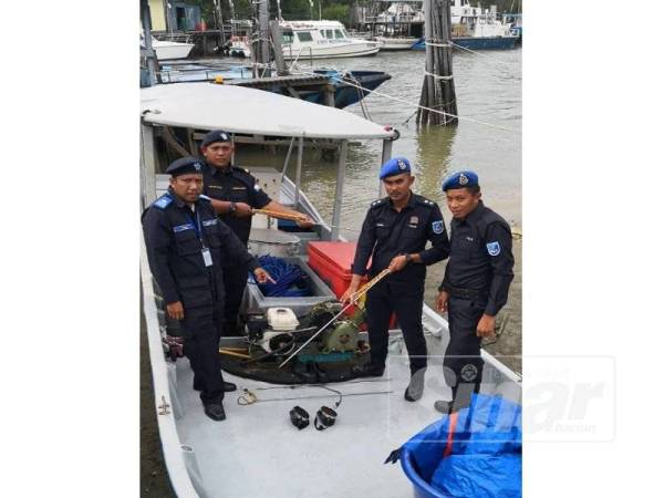 Anggota PPMW2 Mersing menunjukkan peralatan menangkap ikan yang dirampas dalam bot suspek.