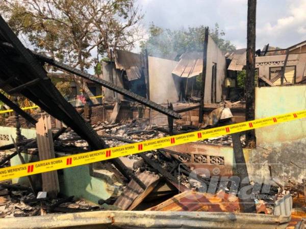 Rumah Hasnah musnah dalam kebakaran di Kampung Pulau Kapas, Kota Bharu, pagi tadi.