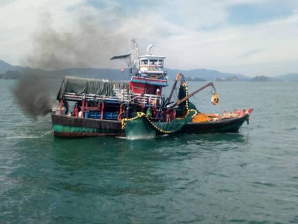 Bot nelayan tempatan kelas A ditahan di kedudukan 0.6 batu nautika Tanjung Kemarong, Pulau Langkawi Selasa lalu selepas melanggar Akta Perikanan 1985 Seksyen 8 (b).