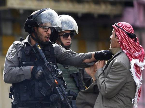 Tentera Israel mengasari seorang penduduk Palestin di Tebing Barat.
