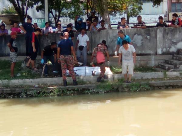 Mayat mangsa diangkat ke tebing oleh pasukan penyelamat petang tadi.