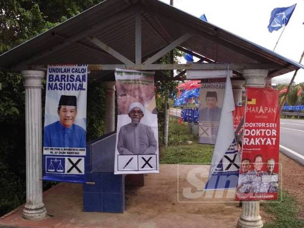 Poster Mohd Nor yang dipasang di pondok perhentian bas.