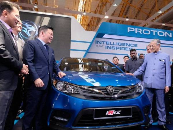 Perdana Menteri Tun Dr Mahathir Mohamad (dua, kanan) melancarkan Proton Iriz edisi 2019 pada Majlis Perasmian Malaysia Autoshow 2019 di Taman Ekspo Pertanian Malaysia (MAEPS) hari ini.
Turut hadir Menteri Perdagangan Antarabangsa dan Industri Datuk Darell Leiking (dua, kiri), Menteri Pembangunan Usahawan, Datuk Seri Mohd Redzuan Md Yusof dan Ketua Pegawai Eksekutif Institut Automotif, Robotik dan IoT Malaysia (MARii), Datuk Madani Sahari (kanan). - Foto Benama 