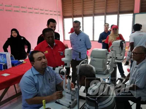 Streram bersama penduduk dalam program pemeriksaan mata percuma di Kampung Siliau, hari ini.
