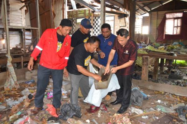 Bekas yang berpontensi menjadi sarang pembiakan aedes dikutip pada Program Gotong-Royong Mega Basmi Aedes Bersepadu Interagensi Peringkat Daerah Kemaman di Kampung Tengah, Chukai.