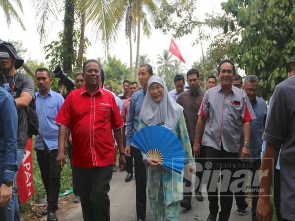 Timbalan Perdana Menteri, Datuk Seri Dr Wan Azizah Wan Ismail diiringi calon PH, Dr S Streram ketika hadir pada program Santai Bersama Masyarakat Kuala Sawah Pasir sempena kempen PRK DUN Rantau, hari ini. - Foto Sinar Harian Adam Amir Hamzah
