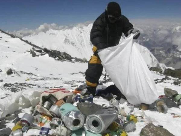 Gunung Everest dipenuhi sisa sampah yang ditinggalkan oleh pendaki tidak bertanggungjawab. - Foto AFP