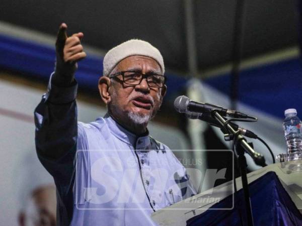 Abdul Hadi ketika menyampaikan ucapan pada ceramah perdana di Taman Angsamas, Seremban, malam tadi. - Foto Sinar Harian/ADAM AMIR HAMZAH