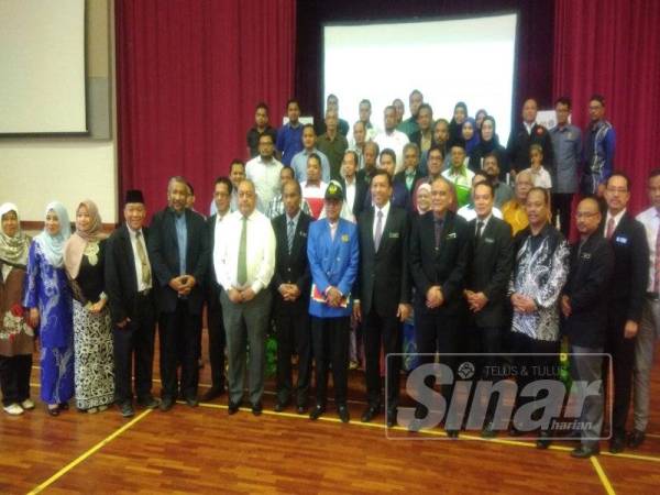 Zulkifli bersama wakil NGO yang menghadiri Bengkel Bengkel Pendekatan Bersepadu, Menangani Penagihan Dadah dan Pelencongan Sosial Remaja Bersama NGO, semalam.