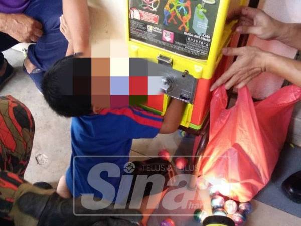 Anggota bomba mengeluarkan jari kanak-kanak berusia 4 tahun yang tersepit di sebuah mesin permainan di Taman Bahgia Baru, pagi tadi.