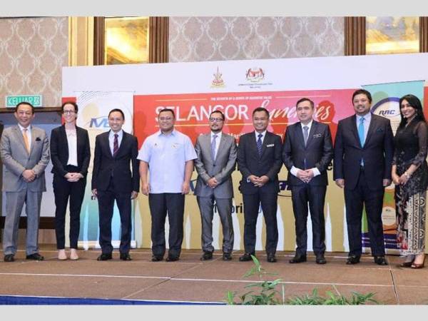 Syaiful (tiga dari kiri) bersama Menteri Besar, Amirudin Shari dan Menteri Pengangkutan, Anthony Loke pada Forum Perniagaan Selangor Synergies Siri Ketujuh: Selangor Maritime Gateway, semalam. - Foto: MBI Selangor