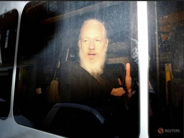 Julian Assange ditahan oleh polis Britain di London semalam. - Foto Reuters